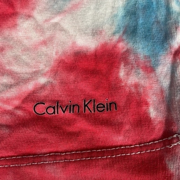 Calvin Klein White Tshirt with Tie Dye Design Wrinkle Fabric Woman’s Size Medium - Picture 5 of 6